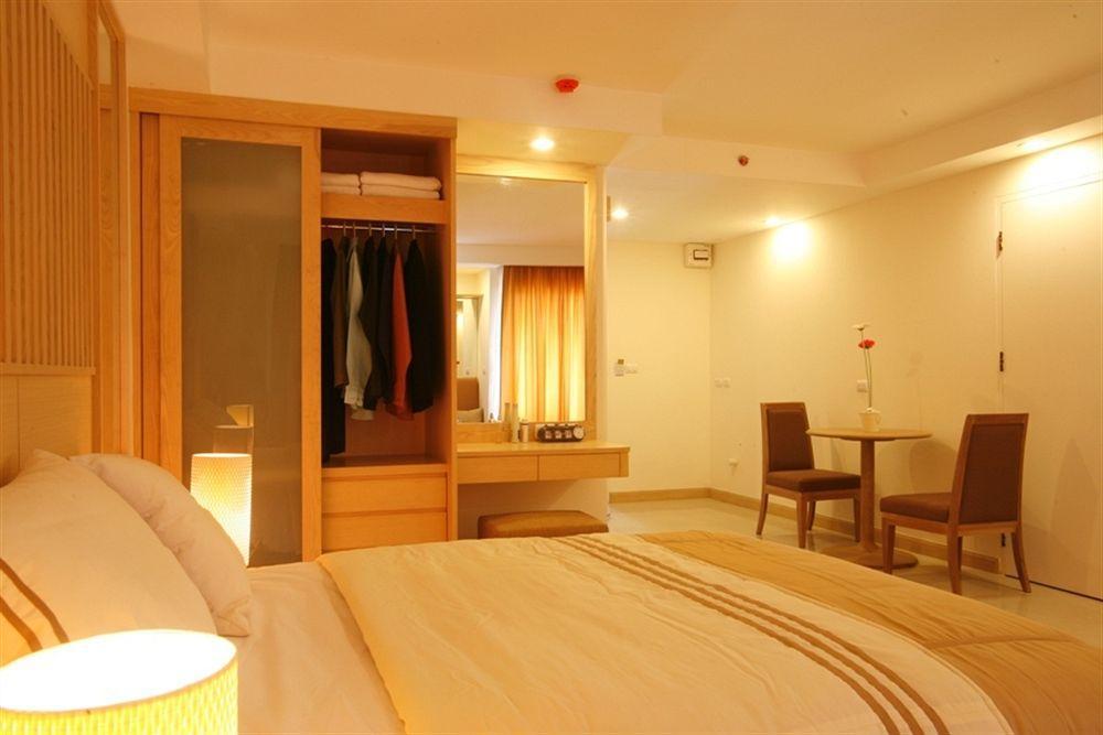 Romance Hotel Bangna Bangkok Exterior photo