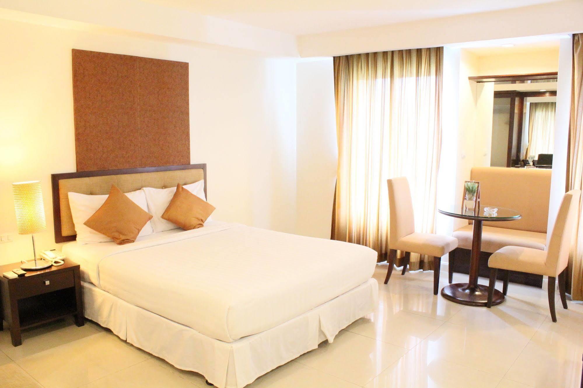 Romance Hotel Bangna Bangkok Exterior photo