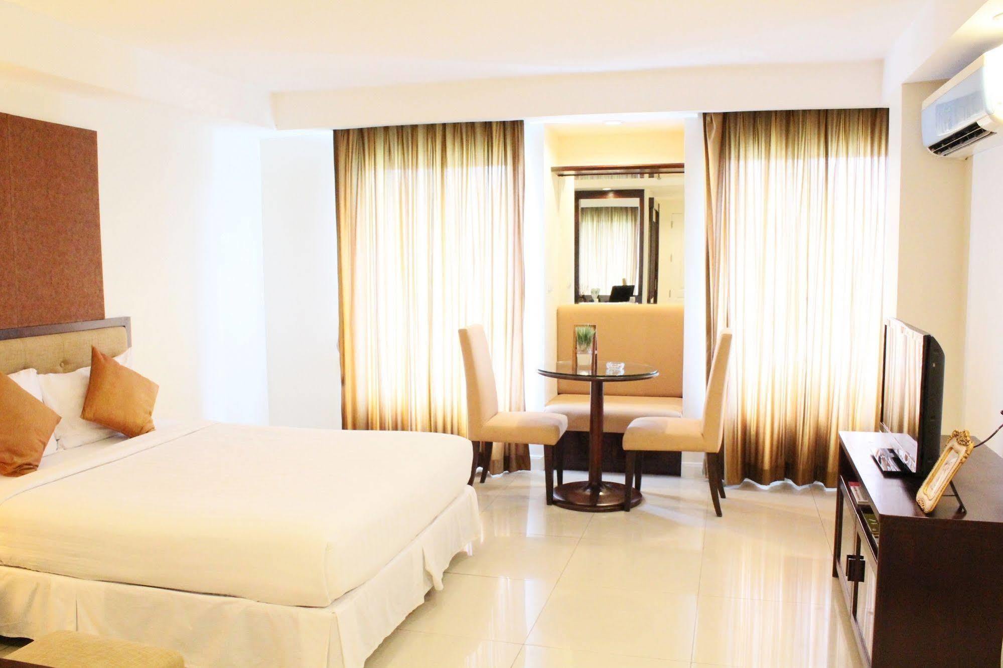 Romance Hotel Bangna Bangkok Exterior photo